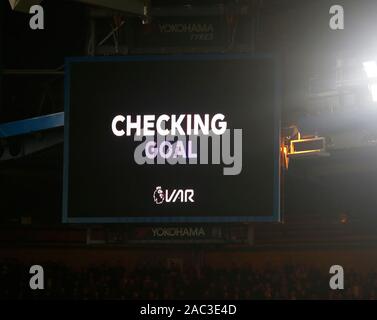London, Großbritannien. 30 Nov, 2019. Cheching für Ziel während der Englischen Premier League zwischen Chelsea und West Ham United an der Stanford Brücke Stadium, London, England am 30. November 2019 Credit: Aktion Foto Sport/Alamy leben Nachrichten Stockfoto