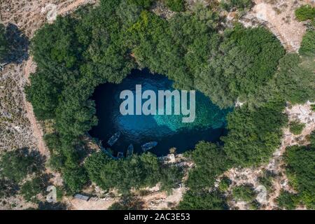 Antenne overhead drone Schuß von Touristen Boot in unterirdischen Melissani See Höhle in Kefalonia Stockfoto