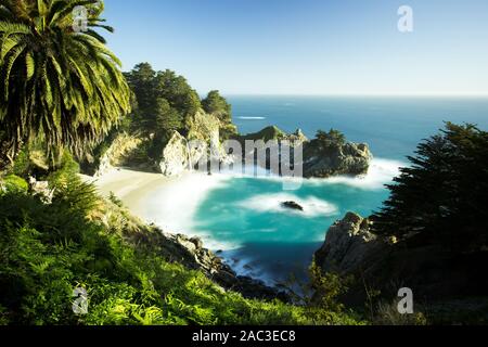 Schlüsselwörter: Wasserfall, Wasserfälle, Sonnenuntergang, mcway, Kalifornien, groß, Sur, Park, Zustand, Julia, Pfeiffer, Meer, Küste, Pacific, Strand, Sonnenuntergang, Wasserfall, beautifu Stockfoto