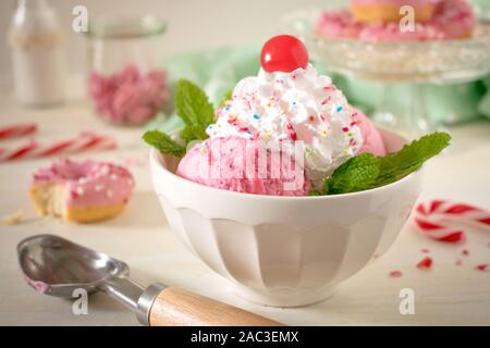 Essen Fotografie eines 50 Diner's style Schüssel der Pfefferminze Eis, Süßigkeiten und Donuts Stockfoto