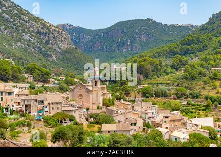 Erstaunlich Stadtbild von Valldemossa Chopin Dorf an einem sonnigen Sommertag, Mallorca, Spanien Stockfoto