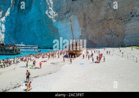 Zakynthos, Griechenland - 20. August 2019: Luftbild Drohne Schuß von Touristen auf Zakynthos Schiffbruch Navagio Strand Stockfoto
