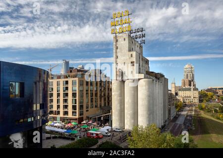 Goldmedaille Mehl unterzeichnen und Getreidesilos, die Teil der historischen Mühle City Museum in der Innenstadt von Minneapolis, Minnesota Stockfoto