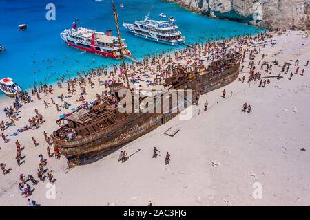 Zakynthos, Griechenland - 20. August 2019: Touristen genießen Sommer durch verlassene rostigen Schiff auf Shipwreck navagio Strand Stockfoto