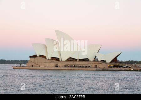 Sydney Opera House Sunset - UNESCO-Weltkulturerbe - Blick kurz nach Sonnenuntergang, den Hafen von Sydney, Sydney, Australien Stockfoto