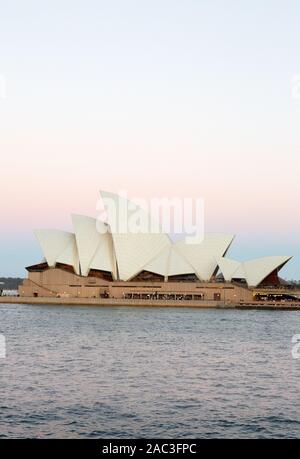 Sydney Opera House Sunset - UNESCO-Weltkulturerbe - Blick kurz nach Sonnenuntergang, den Hafen von Sydney, Sydney, Australien Stockfoto