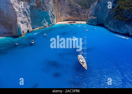 Antenne drone Schoß des Luxus Yacht verlassen Zakynthos Schiffbruch navagio Strand im Sommer Stockfoto