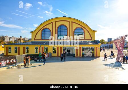 Plzen, Tschechische Republik - 28 Oktober 2019: Der Bau von 3D-Planetarium in Techmania Science Center. Die Ausstellung Menschen in Astronomie und ihre Prinzipien durch Spiele zu erziehen. Besucher außerhalb. Stockfoto