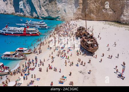 Zakynthos, Griechenland - 20. August 2019: Touristen genießen Sommer durch verlassene rostigen Schiff auf Shipwreck navagio Strand Stockfoto