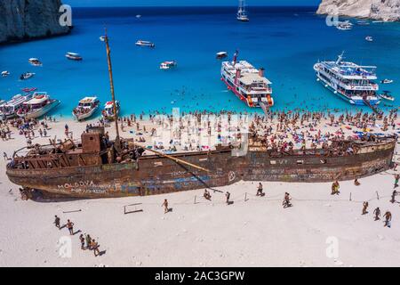 Zakynthos, Griechenland - 20. August 2019: Touristen genießen Sommer durch verlassene rostigen Schiff auf Shipwreck navagio Strand Stockfoto