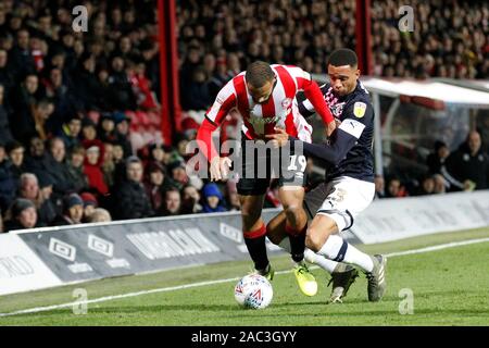 London, Großbritannien. 30 Nov, 2019. Brendan Galloway von Luton Town unterstützt eine Knieverletzung Brendan Galloway von Luton Town und Bryan Mbeumo von Brentford Zusammentreffen während der efl Sky Bet Championship Match zwischen Brentford und Luton Town bei Griffin Park, London, England am 30. November 2019. Foto von Carlton Myrie. Nur die redaktionelle Nutzung, eine Lizenz für die gewerbliche Nutzung erforderlich. Keine Verwendung in Wetten, Spiele oder einer einzelnen Verein/Liga/player Publikationen. Credit: UK Sport Pics Ltd/Alamy leben Nachrichten Stockfoto