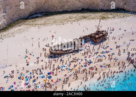 Touristen genießen Sommer durch verlassene rostigen Schiff auf Shipwreck navagio Strand Stockfoto