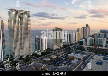 Luftbild Foto, Sonnenuntergang in Sunny Isles Beach, Florida Stockfoto