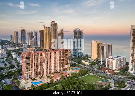 Luftbild Foto, Sonnenuntergang in Sunny Isles Beach, Florida Stockfoto