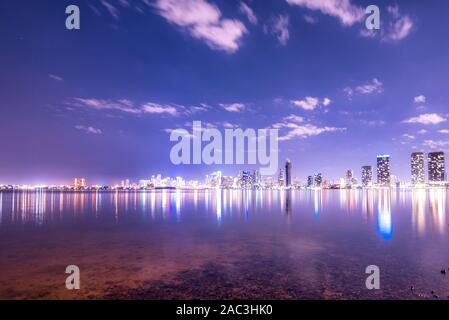 Die Miami Skyline Nacht lange Belichtung in Miami Beach Stockfoto