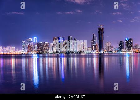 Die Miami Skyline Nacht lange Belichtung in Miami Beach Stockfoto