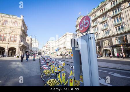 Wien, ÖSTERREICH - NOVEMBER 6, 2019: Citybike Fahrrad in einer Vermietstation, bereit zu sein, die von Pendlern genutzt werden. City Bike ist Wien Fahrrad teilen sys Stockfoto