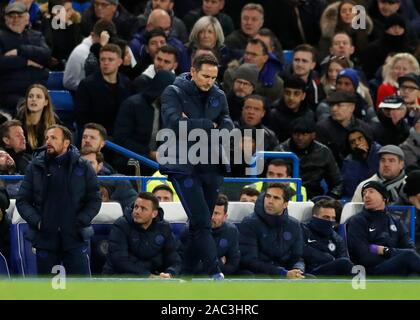Stamford Bridge, London, UK. 30 Nov, 2019. Fußball der englischen Premier League Chelsea gegen West Ham United, Chelsea Frank Lampard auf der Suche nach unten auf die Tonhöhe vom touchline enttäuscht, während seine Coaching Staff Blick auf aus dem dugout - streng nur für den redaktionellen Gebrauch bestimmt. Keine Verwendung mit nicht autorisierten Audio-, Video-, Daten-, Spielpläne, Verein/liga Logos oder "live" Dienstleistungen. On-line-in-Match mit 120 Bildern beschränkt, kein Video-Emulation. Keine Verwendung in Wetten, Spiele oder einzelne Verein/Liga/player Publikationen Quelle: Aktion plus Sport/Alamy leben Nachrichten Stockfoto