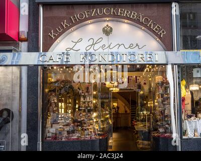 Wien, ÖSTERREICH - NOVEMBER 6, 2019: Eingang zu Heiner Cafe Konditorei, ein typisches Wiener Kaffeehaus mit Konditorei, ein Wiener Kaffeehaus, eine ico Stockfoto