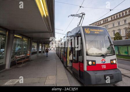 Wien, ÖSTERREICH - NOVEMBER 6, 2019: Wiener Straßenbahn, auch als Straßenbahn, die jüngste Modell. Vorbei an der berühmten Ringstraße im City cen Stockfoto