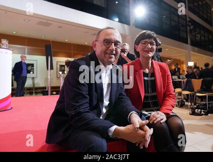 Berlin, Deutschland. 30 Nov, 2019. Norbert Walter-Borjans und Saskia Esken nach dem Gewinn (SPD) Führung Urabstimmung bei der Deutschen sozial-demokratische Partei. Credit: Kay Nietfeld/dpa/Alamy leben Nachrichten Stockfoto