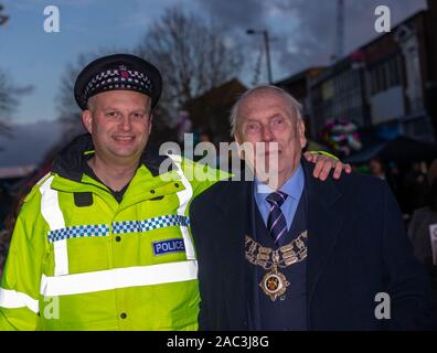 Brentwood Großbritannien, 30. November 2010. Christmas Event 'Beleuchtung' Brentwood, wo das Einschalten der Weihnachtsbeleuchtung der Stadt von Straßenkünstlern, Marktstände und verschiedenen Veranstaltungen gefeiert wird. Ein Polizeioffizier mit Stadtrat Parker, Bürgermeister von Brentwood, (rechts) Credit Ian DavidsonAlamy leben Nachrichten Stockfoto