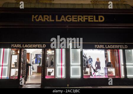 Wien, ÖSTERREICH - NOVEMBER 6, 2019: Karl Lagerfeld Logo Vor Ihren Store in Wien. Karl Lagerfeld war eine französische und deutsche Modedesigner, ow Stockfoto