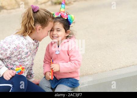 Lustige kleine girs haben Spaß im Freien. Kleinkind Mädchen verkleiden wie ein Einhorn. Stockfoto