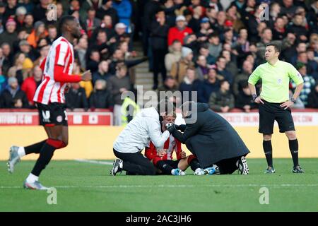 London, Großbritannien. 30 Nov, 2019. Mathias Jensen von Brentford erhält medizinische Aufmerksamkeit während der efl Sky Bet Championship Match zwischen Brentford und Luton Town bei Griffin Park, London, England am 30. November 2019. Foto von Carlton Myrie. Nur die redaktionelle Nutzung, eine Lizenz für die gewerbliche Nutzung erforderlich. Keine Verwendung in Wetten, Spiele oder einer einzelnen Verein/Liga/player Publikationen. Credit: UK Sport Pics Ltd/Alamy leben Nachrichten Stockfoto