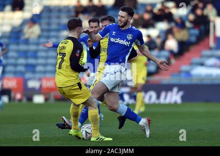 Oldham, Großbritannien. 30 Nov, 2019. OLDHAM, ENGLAND - NOVEMBER 30 th Oldham Alex Iacovitti und Burton Albion Stephen Quinn in Aktion während der FA Cup 2. Runde Übereinstimmung zwischen Oldham Athletic und Burton Albion in Boundary Park, Oldham am Samstag, den 30. November 2019. (Credit: Eddie Garvey | MI Nachrichten) das Fotografieren dürfen nur für Zeitung und/oder Zeitschrift redaktionelle Zwecke verwendet werden, eine Lizenz für die gewerbliche Nutzung Kreditkarte erforderlich: MI Nachrichten & Sport/Alamy leben Nachrichten Stockfoto