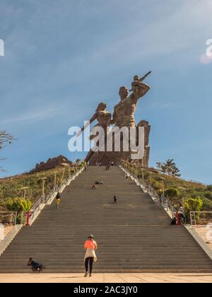 Dakar, Senegal - Februar 02, 2019: Bilder einer Familie an der Afrikanischen Renaissance Denkmal, in der Indien Teranca Park in der Nähe der Küste. 'Monument de la Stockfoto