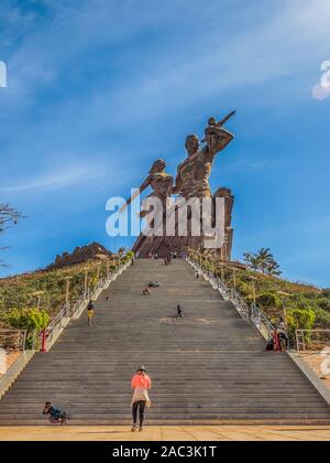 Dakar, Senegal - Februar 02, 2019: Bilder einer Familie an der Afrikanischen Renaissance Denkmal, in der Indien Teranca Park in der Nähe der Küste. 'Monument de la Stockfoto