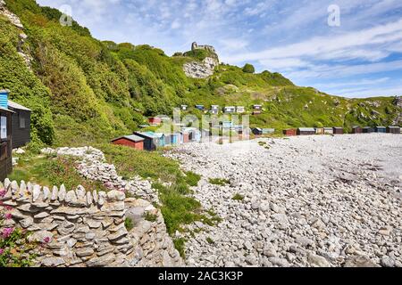 Einsamen Kiesstrand und Umkleidekabinen am Strand von Kirche Ope Cove an der Küste der Isle of Portland in Dorset UK Stockfoto