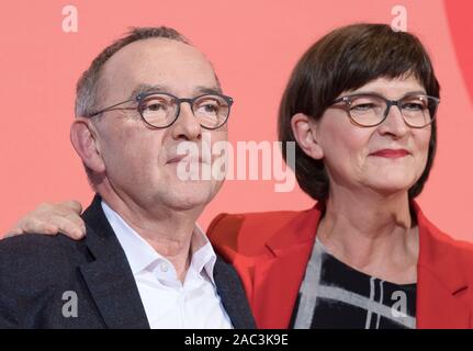 Berlin, Deutschland. 30 Nov, 2019. Norbert Walter-Borjans und Saskia Esken nach dem Gewinn (SPD) Führung Urabstimmung bei der Deutschen sozial-demokratische Partei. Quelle: Jörg Carstensen/dpa/Alamy leben Nachrichten Stockfoto