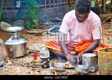 PUDUCHERRY, Indien - Dezember Circa, 2018. Nicht identifizierte Armen indischen Dalits mit Mittagessen auf dem Boden Stockfoto