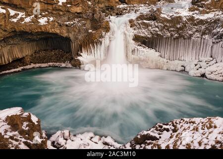 Der Aldeyjarfoss, isländische Wasserfall von Basaltsäulen abgerundet Stockfoto