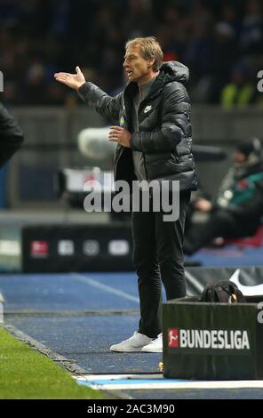 Berlin, Deutschland. 30 Nov, 2019. Fussball: Bundesliga, Hertha BSC - Borussia Dortmund, 13. Spieltag, Olympic Stadium. Berlins Cheftrainer Jürgen Klinsmann Gestikuliert am Spielfeldrand. Credit: Andreas Gora/dpa - WICHTIGER HINWEIS: In Übereinstimmung mit den Anforderungen der DFL Deutsche Fußball Liga oder der DFB Deutscher Fußball-Bund ist es untersagt, zu verwenden oder verwendet Fotos im Stadion und/oder das Spiel in Form von Bildern und/oder Videos - wie Foto Sequenzen getroffen haben./dpa/Alamy leben Nachrichten Stockfoto