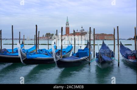 Am frühen Morgen Blick auf San Giorgio Maggiore von San Marco mit Gondeln am Rand der Lagune von Venedig Italien Stockfoto