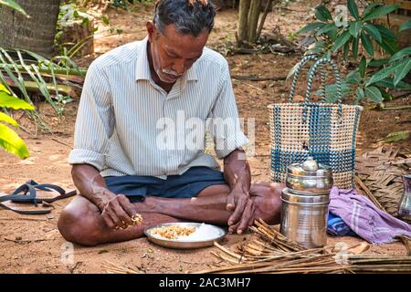 PUDUCHERRY, Indien - Dezember Circa, 2018. Nicht identifizierte Armen indischen Dalits mit Mittagessen auf dem Boden Stockfoto