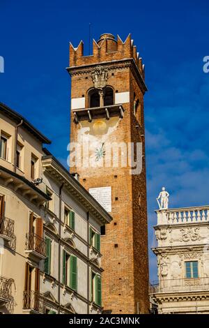 Blick auf Torre del Gardello Gardello (Turm) aus dem XII Jahrhundert in Verona, Italien Stockfoto