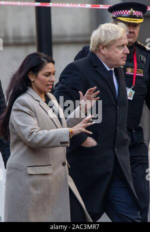 London, Großbritannien. 30. Nov 2019. London, Großbritannien. 30. Nov 2019. Bild zeigt der britische Premierminister Boris Johnson mit Home Secretary Priti Patel und der Londoner Polizeichef Ian Dyson an der Szene auf der Nordseite der London Bridge frühen Samstag Morgen. Das Ereignis fing kurz vor 2:00 Uhr am Freitag, wenn der Angreifer, der die Gemeinsam lernen Strafjustiz Konferenz an der Fischhändler' Hall standen auf der London Bridge begann Erstechen die Kollegen mit zwei großen Messer. Credit: Jeff Gilbert/Alamy leben Nachrichten Stockfoto