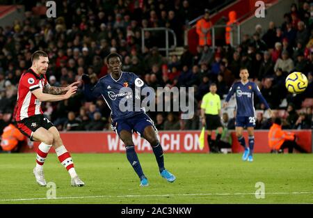 Die watford Ismaila Sarr (Zweite links) und hat einen Schuß auf Ziel während der Premier League Match in St. Mary's. Southampton. Stockfoto