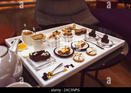 Luxus Tee am Nachmittag auf dem Tisch für zwei Personen. Köstliche Desserts serviert auf dem Tisch. Stockfoto