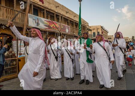 Traditionelle arabische Folklore Tanz aus Saudi-Arabien in Souk Waqif Doha, Katar Frühlingsfest Stockfoto