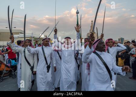 Traditionelle arabische Folklore Tanz aus Saudi-Arabien in Souk Waqif Doha, Katar Frühlingsfest Stockfoto