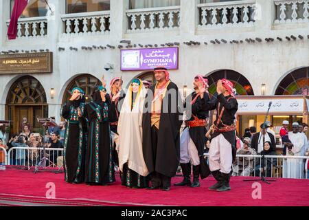 Traditionelle arabische Folklore Tanz aus Jordanien in Souk Waqif Doha, Katar Frühlingsfest Stockfoto