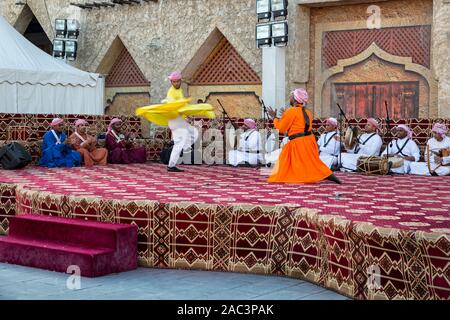 Traditionelle arabische Folklore Tanz in Souk Waqif Doha, Katar Frühlingsfest Stockfoto