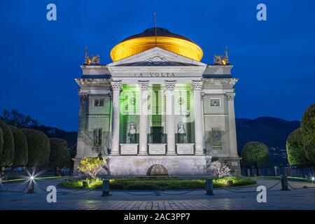 Como - die Gedenkstätte von Alessandro Volta in der Abenddämmerung. Stockfoto