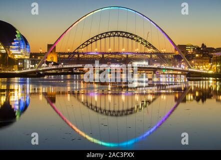 Blick über den Fluss tyne bei Sonnenuntergang von Newcastle Quayside. Newcastle upon tyne, England, Großbritannien. Stockfoto