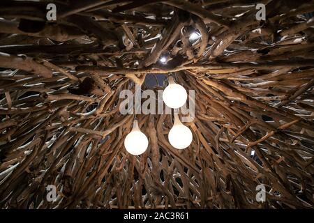 Lampen von der Decke eines hölzernen Zelt, Terrasse ausgesetzt. Veranda Beleuchtung. Stockfoto